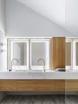 Double sink with floating mirrors.