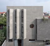 The right-side façade facing west has a polished concrete wall that protects the house from the heat without obstructing the views by skillful window arrangement