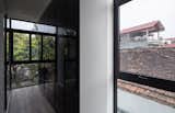 A north-facing garden is created at the back of the house to shade the house and improve its ventilation