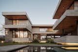 Rear facade with the pool as a water mirror.