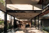 Living and dining room overlooking the two gardens, offering an illuminated and ventilated space.