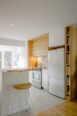 The two-tone kitchen made of locally sourced materials: Tafisa Lummia white pannels and hickory. 