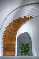 The staircase is the starting point of the transition in the floor from concrete tiles to wood