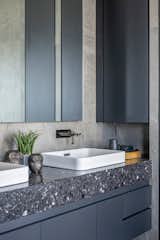 The master bathroom is completely made of grey matt tiles from Nexion and a black artificial marble counter