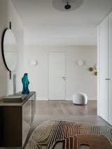 Entrance hall
Mirror by Gubi, dresser by Lago, chandelier by Vibia, sculpture by Lev Efimov
