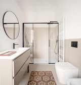 bathroom, laminate, black details, shower, wc, bidet, resin floor.