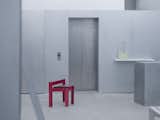 A few pieces of furniture also contribute to the reconstruction of the space from a scenographic perspective. 