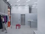 Raw materials and finishes. Clothes and objects as protagonists of the scene.