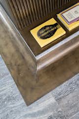Bronze and muschelkalk alternate in the fireplace