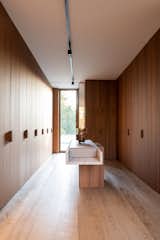 The material palette was finished with one type of wood, in this case walnut, which also appears throughout the house in various ways. In the kitchen, we see it in both plain and in slats on the cladding of walls and cabinets.