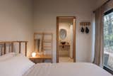 The bedrooms are cozy and bright, opening the view to the surrounding forest.