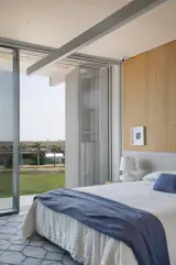 Com esse recurso conseguimos sombra no interior da casa, bloqueando a luz, e gerando um efeito de luzes e sombra, que muda durante o horário e posição do sol.