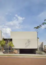 O escritório acompanhou a obra do início ao fim, desde o projeto arquitetônico, paisagístico e de interiores, o que resultou na realização de um sonho, para o cliente. E para o escritório, um privilégio, poder ver um projeto sair do papel para a realidade.