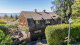 Set at the top of historic Rose Walk, this lightly updated Arts and Crafts–style residence by Julia Morgan has panoramic views of the San Francisco Bay.