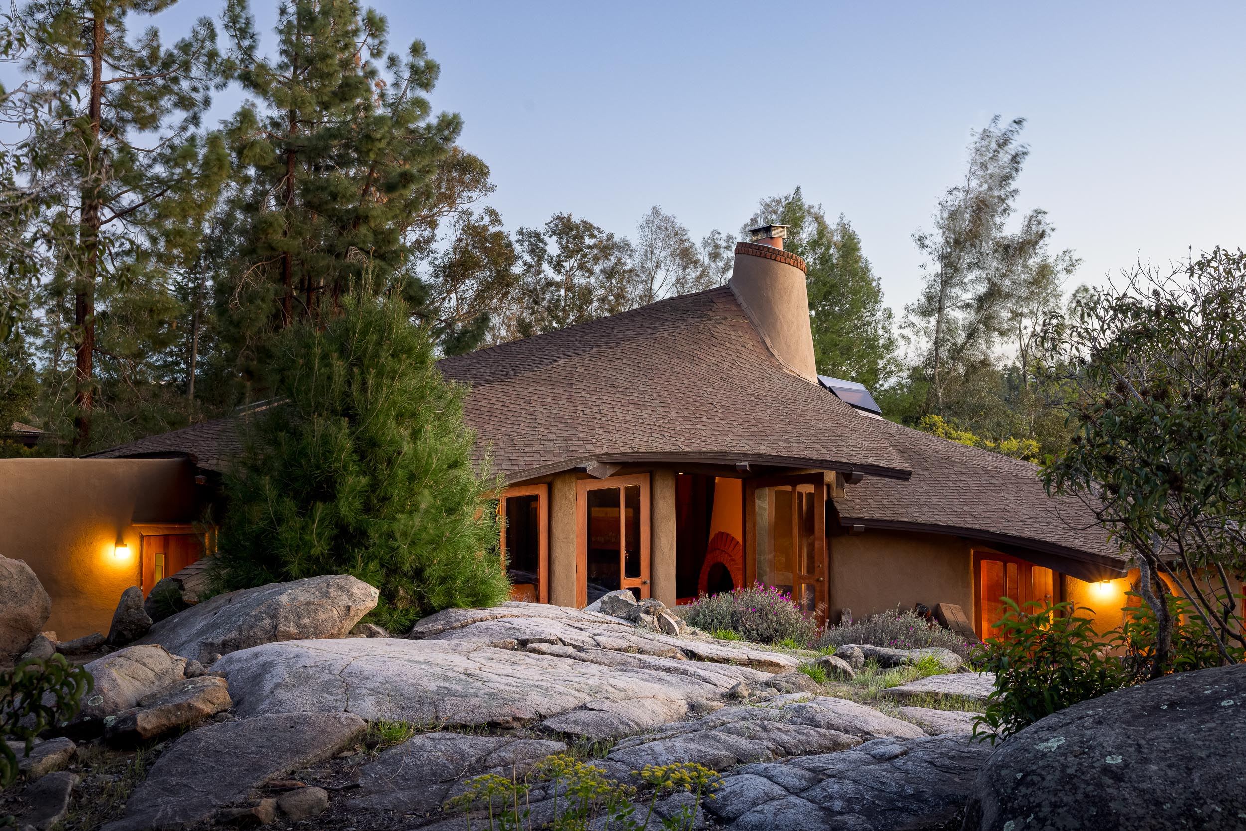 The '70s Are Alive and Well in This Curvaceous SoCal Home Seeking
