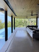 The infinity pool and the connection with the living spaces.