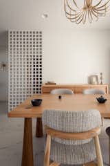 The chandelier above the table is a subtle hint of a glam to the otherwise very tranquil dining space.
