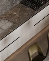 The gleaming white kitchen cabinet fronts feature a simple and efficient opening mechanism: finger pulls. These elegant, almost invisible handles provide effortless access to the interior.