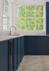 True to Scandinavian design, the kitchen is flooded with natural light, creating a bright and inviting atmosphere. The use of light tones and materials intensifies the light, contributing to a fresh, airy and uplifting space.