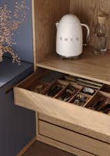 The high-quality natural wood drawers are matched with matching cutlery trays that enhance the design and blend effortlessly into the overall aesthetic of the kitchen.