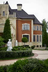 The large house has many rooms that are non-standard in proportion: with arched walls and columns standing in the middle of the room. The house design was conceived in accordance with the architecture of the entire cottage village where it is located.  