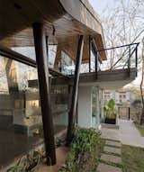 Superstructure of inclined columns that simulate tree trunks, creating a natural and organic effect in the architectural design