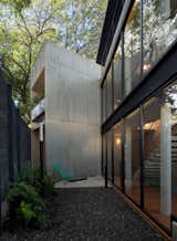 The architecture arises from volumetric experimentation on the site, creating private and shared areas for twelve students.