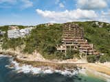 The design seeks a harmonious dialogue between the limestone of the mountain, the surrounding vegetation and the Pacific horizon, offering users an immersive experience in nature. 