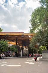 . The triangular roof, inspired by a honeycomb, symbolizes community and coexistence. This hybrid construction system reinvents a functional, innovative and environmentally friendly space, encouraging enjoyment and socialization.