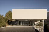 To the exterior, the white volumes creates a dialogue withe the vivid colors from the surroundings.