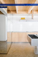 Through its materiality, the kitchen expresses its technical dimension
