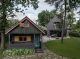 A harmonious blend of old and new: the new cottage adopts traditional design elements, honoring the past while enhancing comfort and efficiency.