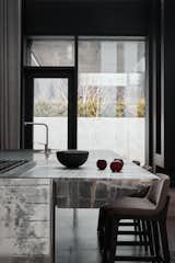 kitchen brand henge
with semi-bar stools poliform