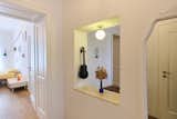 View of the newly introduced window niche between the dining room and corridor, visually opening up and connecting the flat’s living spaces.