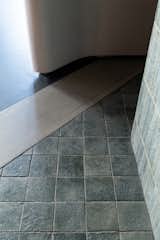 Japanese Oribe-yaki tiles, fired with an application of pine ash I tried several times until I achieved the color tone I wanted.
The finish is Distinguished by the use of the existing floor beam.