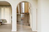 A staircase framed by silence.
In this perspective, the Flight system by Viewrail reveals its sculptural clarity. Centered within a calm, arch-framed corridor, the stair becomes more than a functional element—it becomes a line of sight, a spatial anchor, and an invitation to move upward through light.