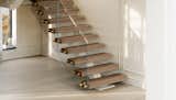 Minimalism meets material precision.
This close-up reveals the craftsmanship behind Viewrail’s floating stair system. Natural wood treads, brushed brass brackets, and glass panels align in quiet harmony—elevating not just movement, but the entire architectural atmosphere.